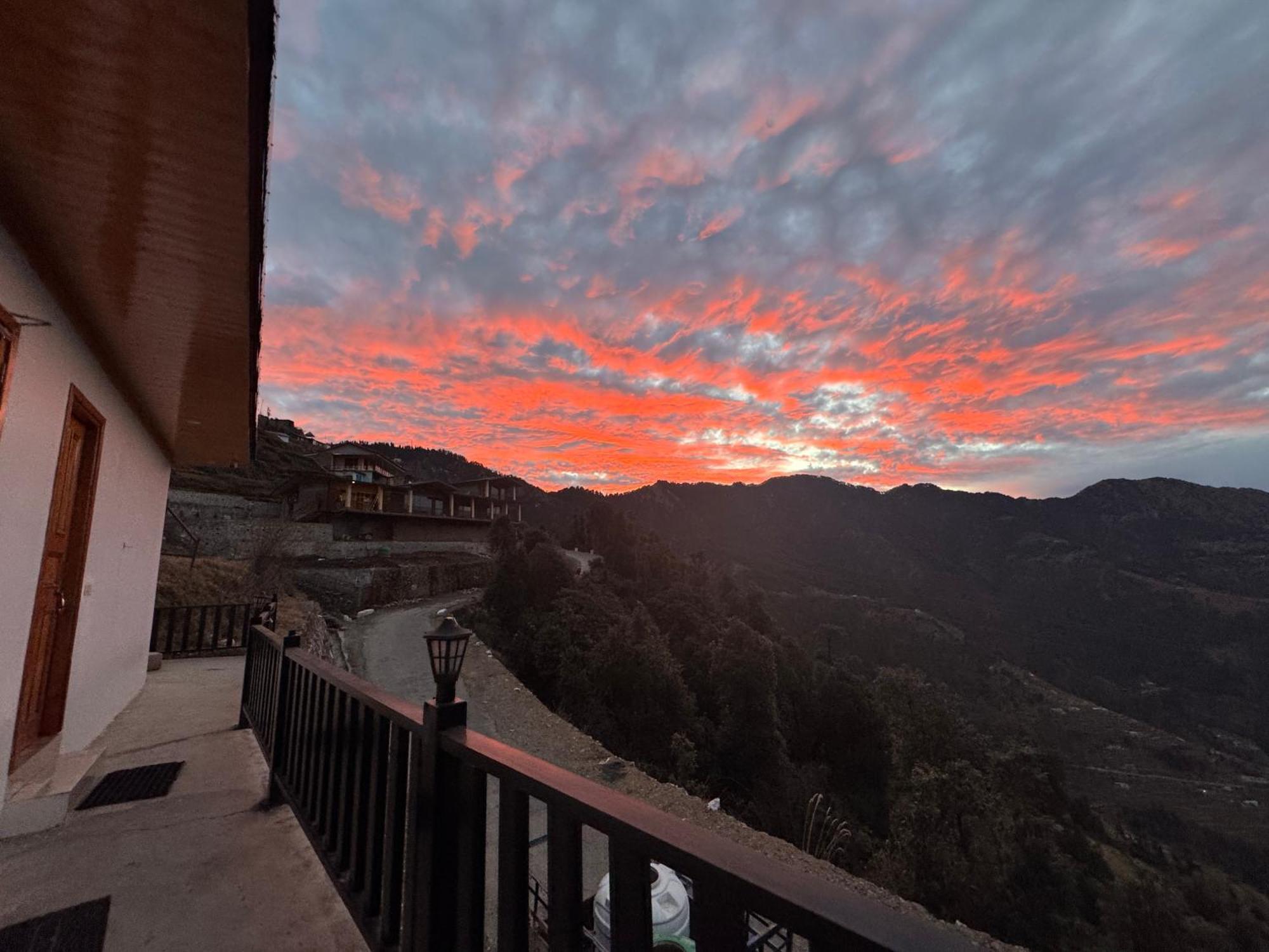 The Vintage Hill Village - Himalayan Boutique Resort Kanatal Esterno foto
